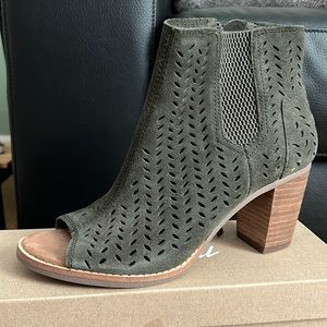 Women’s green Toms heels. Work once. Cushioned sole. Size 7.5